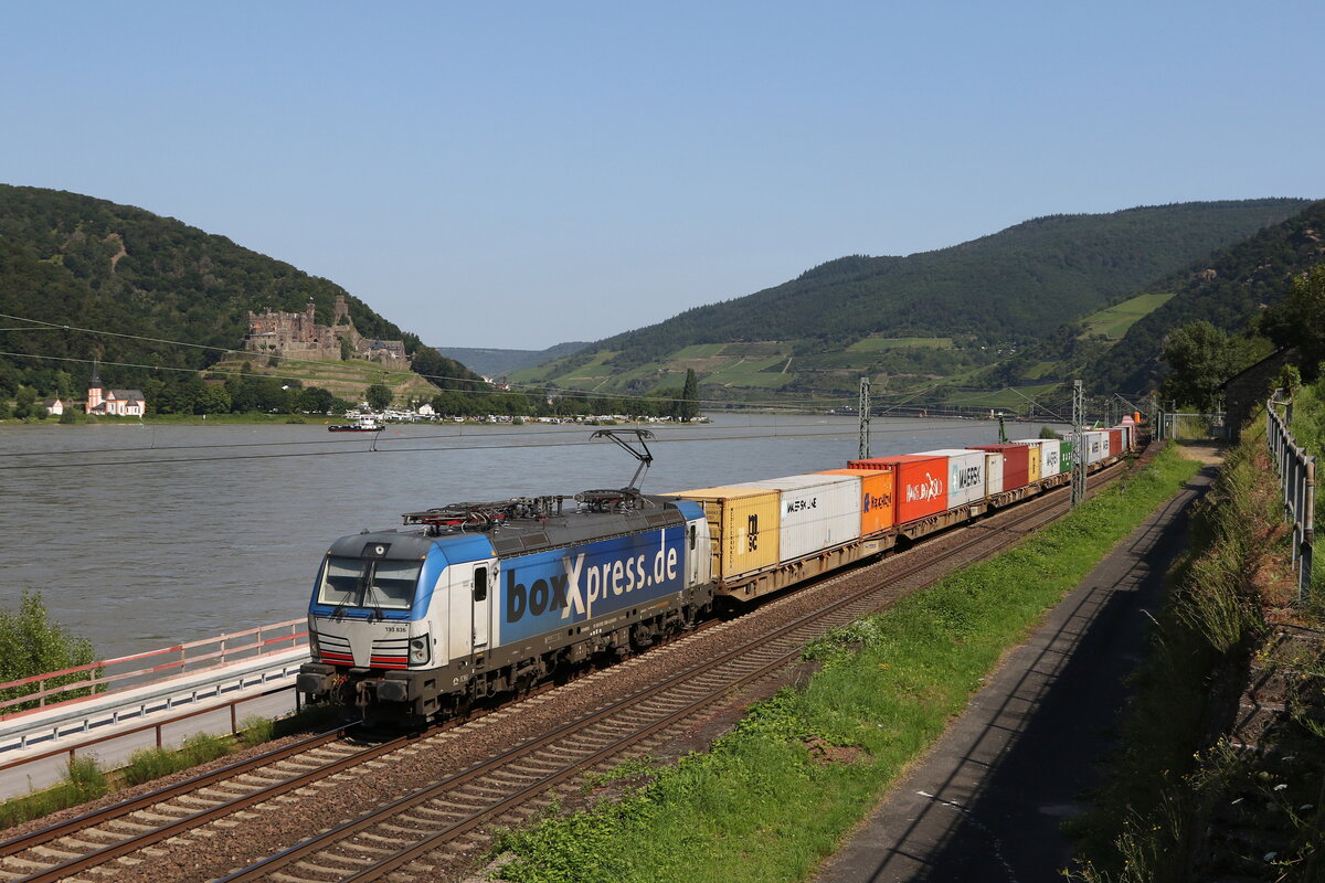 193 836 mit einem Containerzug am 21. Juli 2021 bei Assmannshausen am Rhein.
