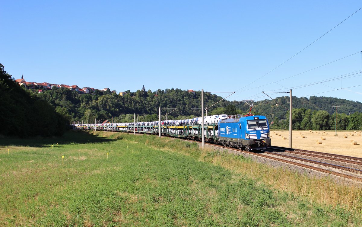 193 838 (EGP) zu sehen am 30.06.18 mit einem Autozug bei Orlamünde. Der Zug kam von Mosel und fuhr nach München.