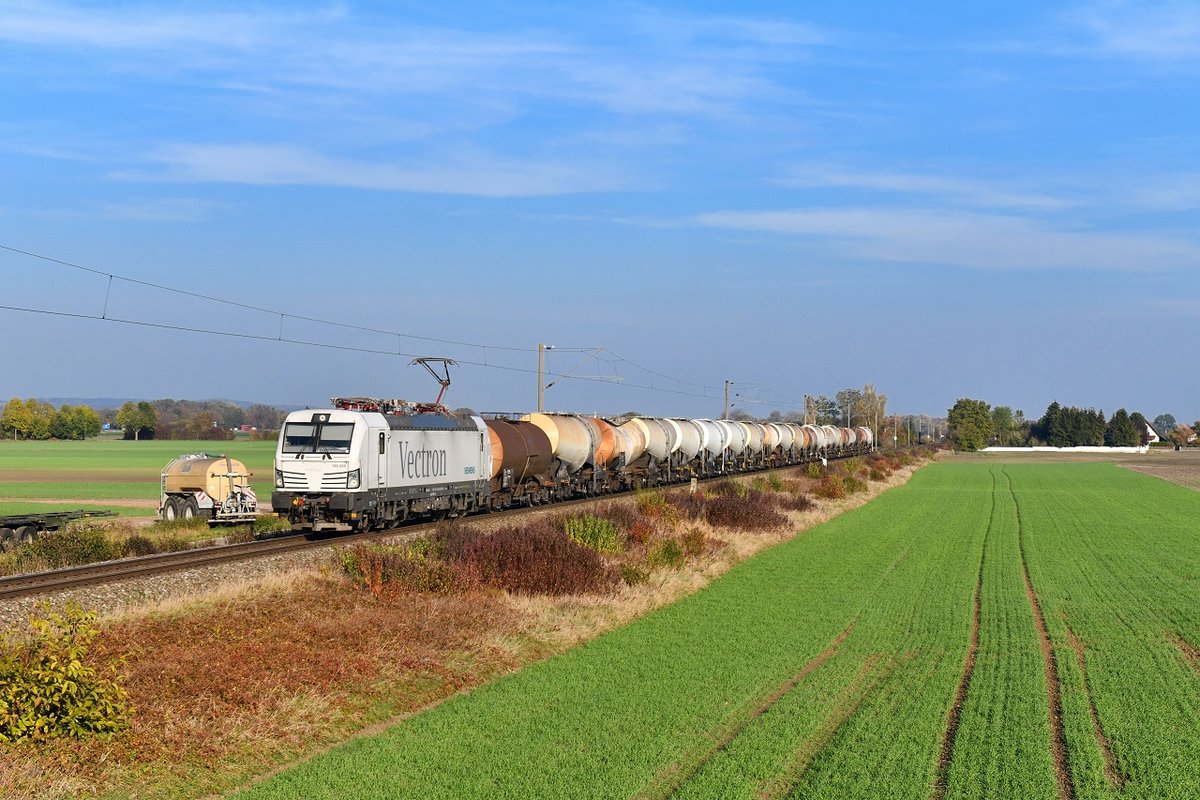 193 839 mit einem Knickkesselzug am 26.10.2018 bei Oberahrain. 