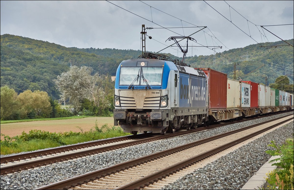 193 840 boxXpress ist am 07.09.2017 mit einen Containerzug bei Gambach unterwegs.
