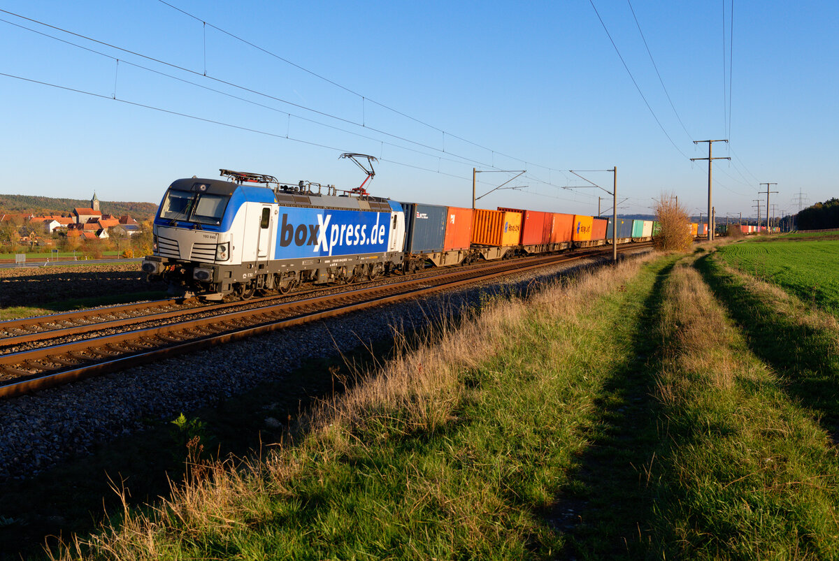 193 840 Boxxpress mit einem Containerzug bei Markt Bibart Richtung Würzburg, 05.11.2020