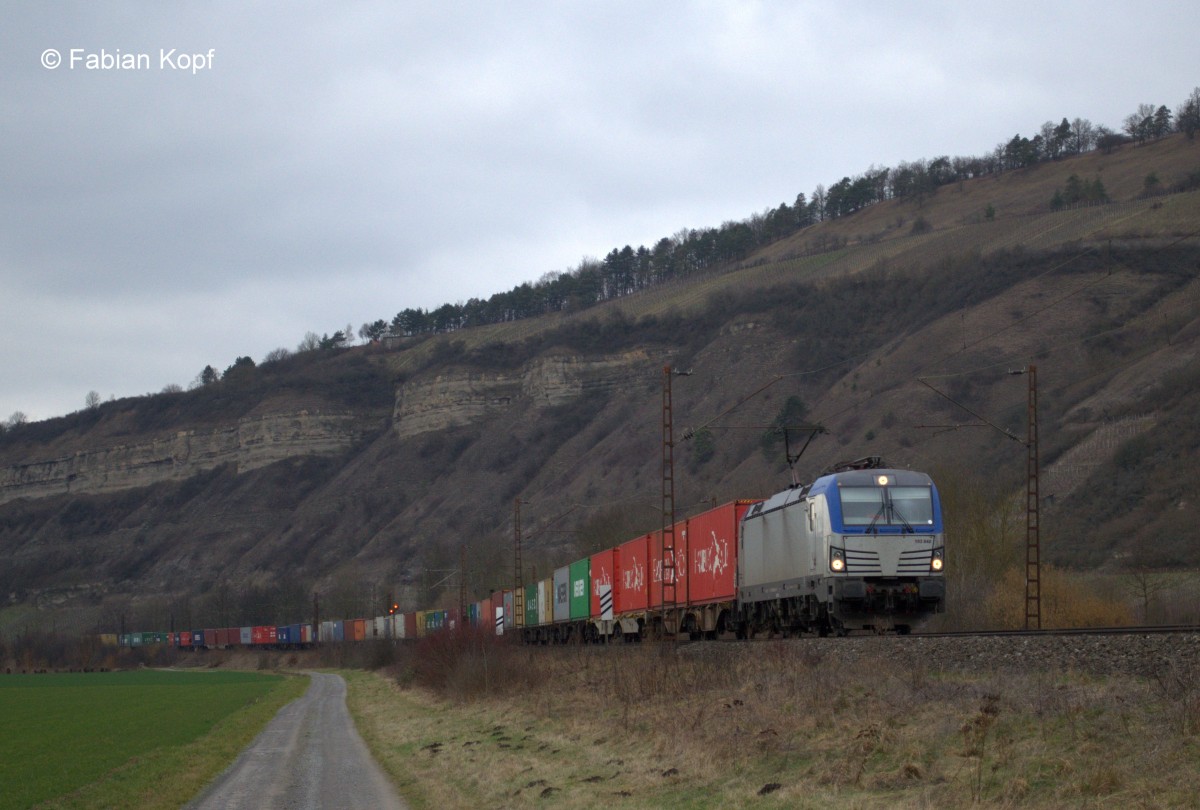 193 840 für BoxXpress mit einem Containerzug am 31.01.2015 bei Thüngersheim Richtung Würzburg 