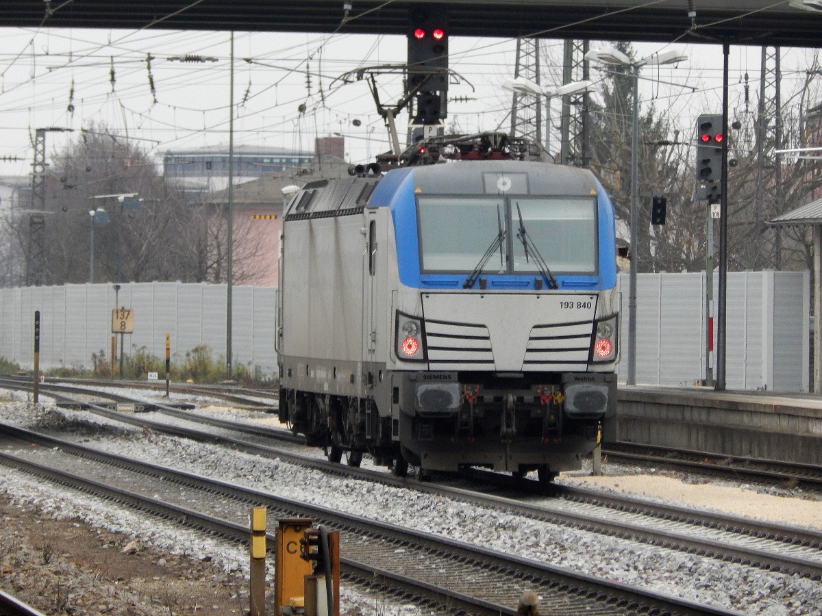 193 840 kam am 28.11 als Lz durch den Regensburger HBF gefahren.

Regensburg 28.11.2014