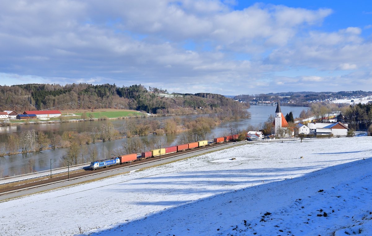 193 840 mit einem Containerzug am 13.02.2021 bei Hausbach.