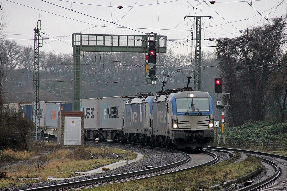 193 841 + 193 882 aus Bebra kommend bei der Durchfahrt in Baunatal Guntershausen Richtung Kassel. 16.12.2015
