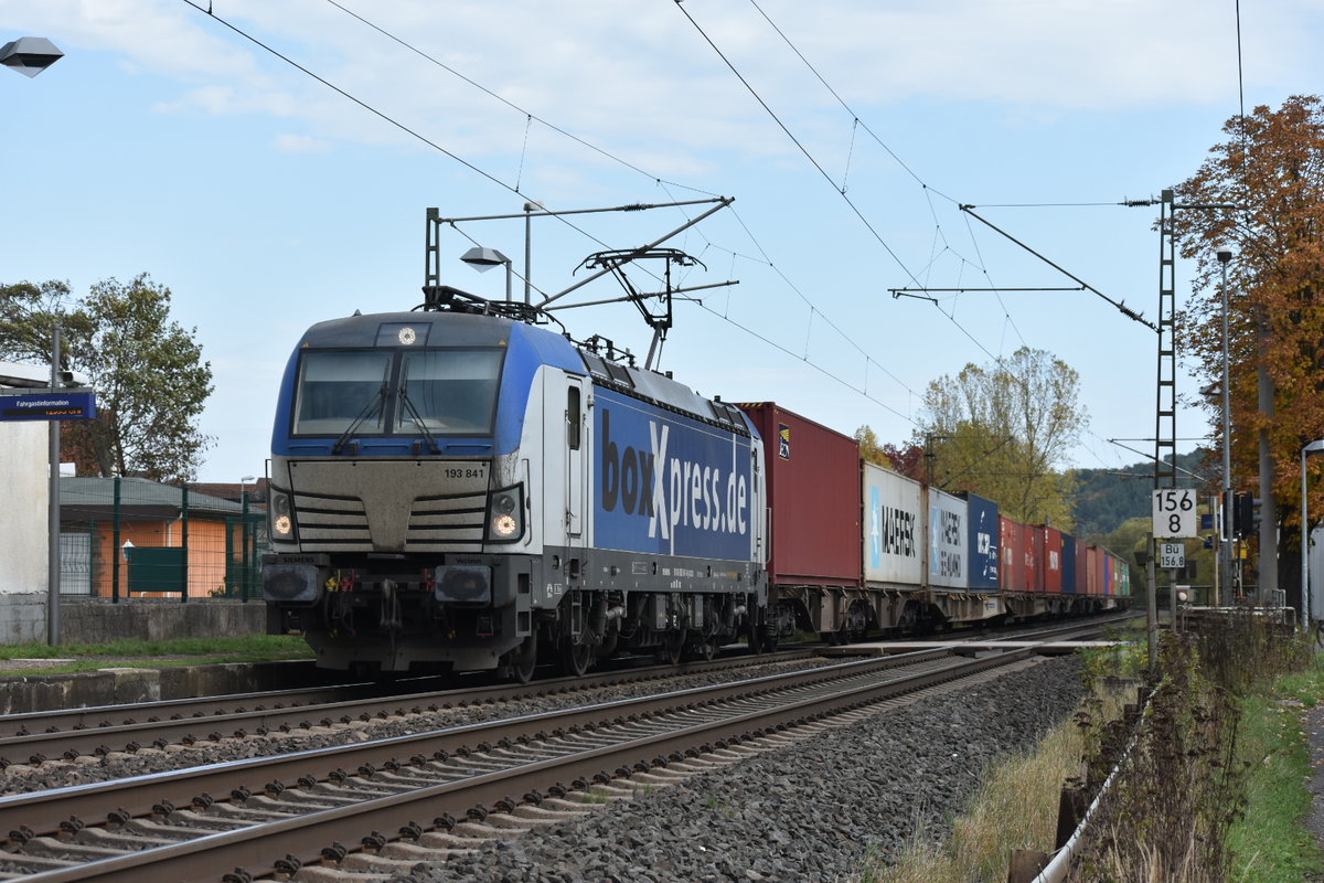 193 841 der boxxpress GmbH durchfährt am 13.10.2019 mit ihren Containerwagen den Haltepunkt Ludwigsau-Friedlos Richtung Bad Hersfeld. 