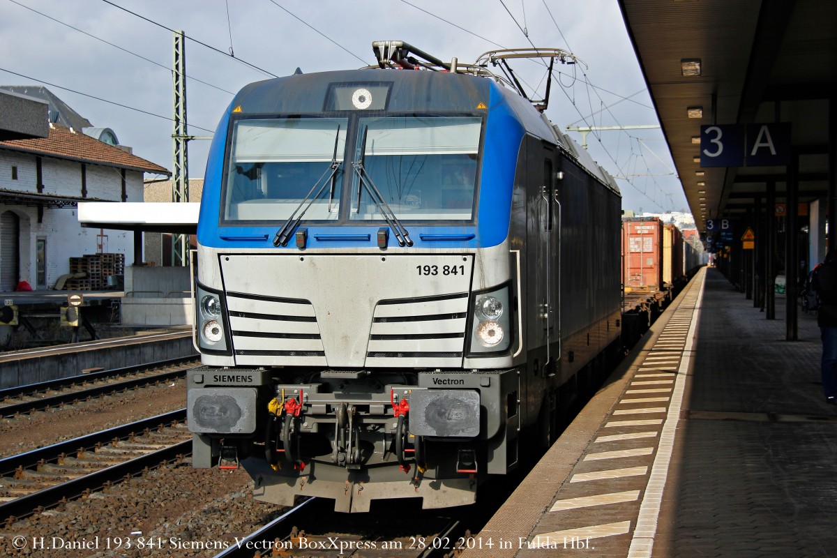 193 841 BoxXpress mit Containerzug in Fulda, Februar 2014.