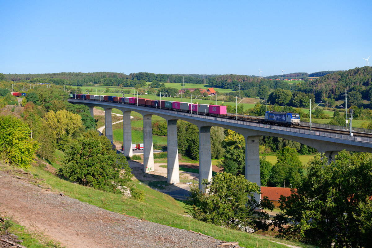 193 841 Boxxpress mit einem Containerzug bei Emskirchen Richtung Nürnberg, 19.09.2020