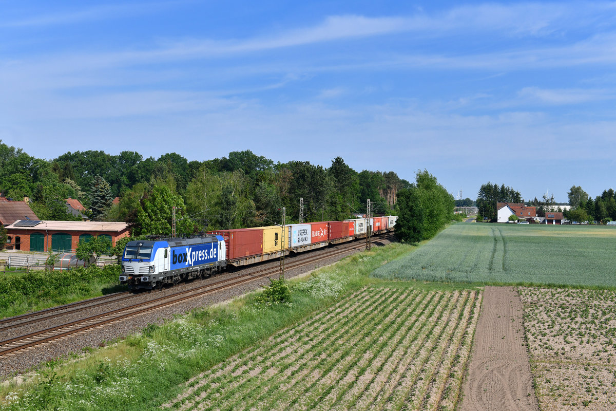 193 841 mit einem Containerzug am 22.05.2018 bei Eystrup. 