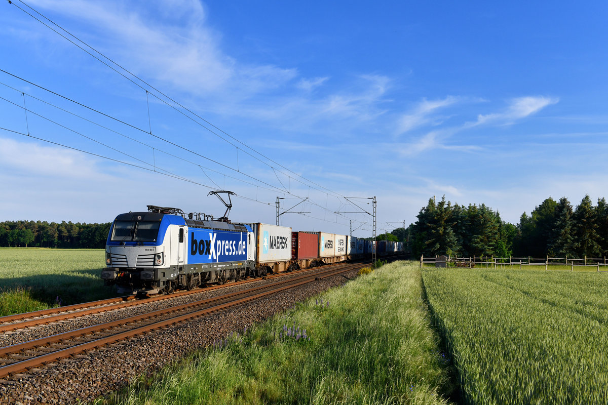 193 841 mit einem Containerzug am 23.05.2018 bei Rohrsen. 
