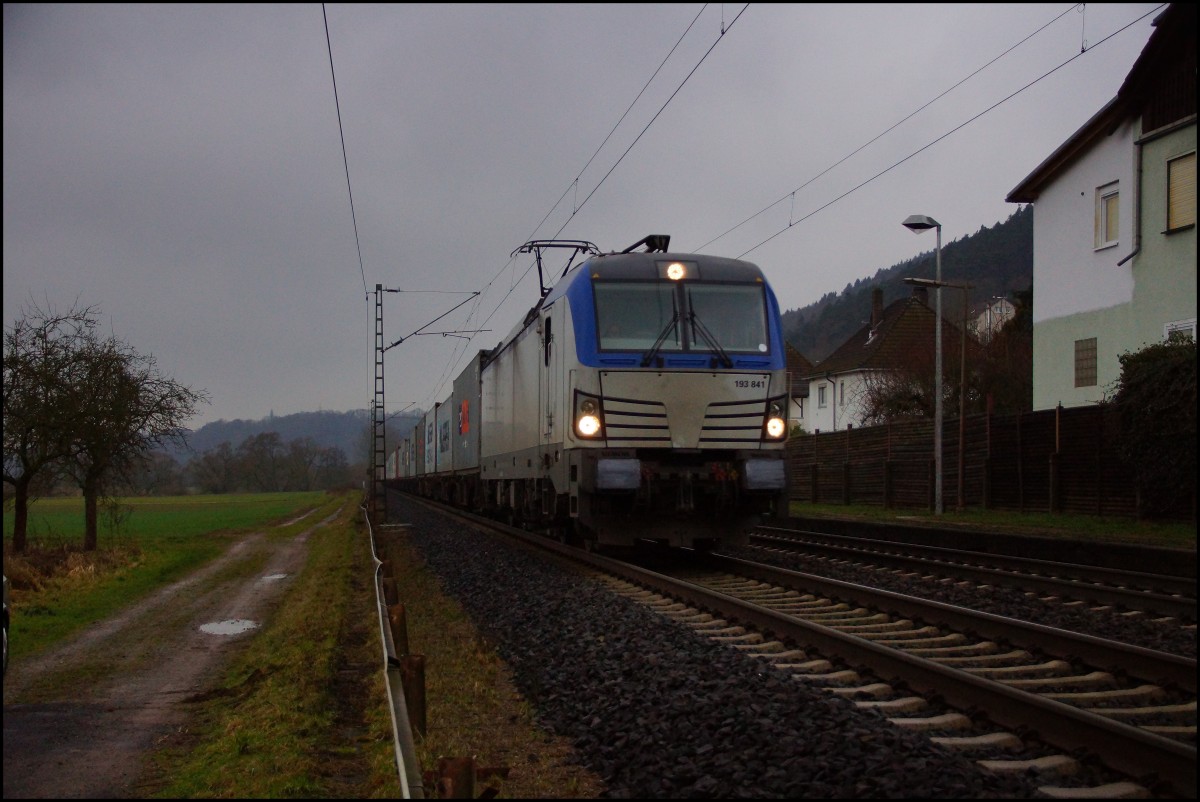 193 841 mit einen Containerzug zu sehen am 28.01.15 in Ludwigsau-Friedlos.