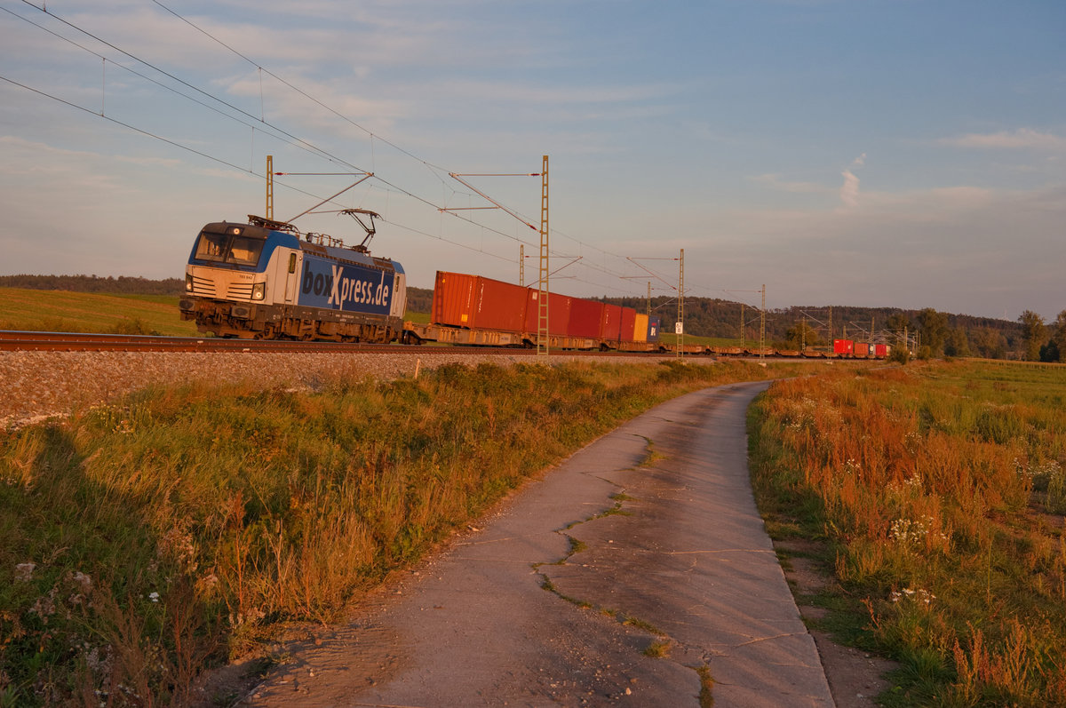 193 842 boxxpress mit einem Containerzug bei Mitteldachstetten Richtung Würzburg, 17.09.2019