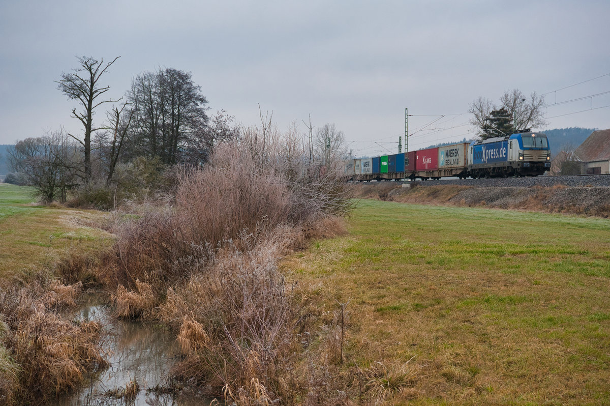 193 842 boxxpress mit einem Containerzug bei Dörflein Richtung Ansbach, 12.01.2020