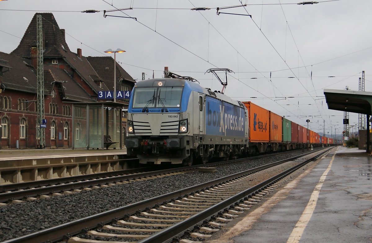 193 842 mit Containerzug in Fahrtrichtung Süden. Aufgenommen in Eichenberg am 03.04.2015.