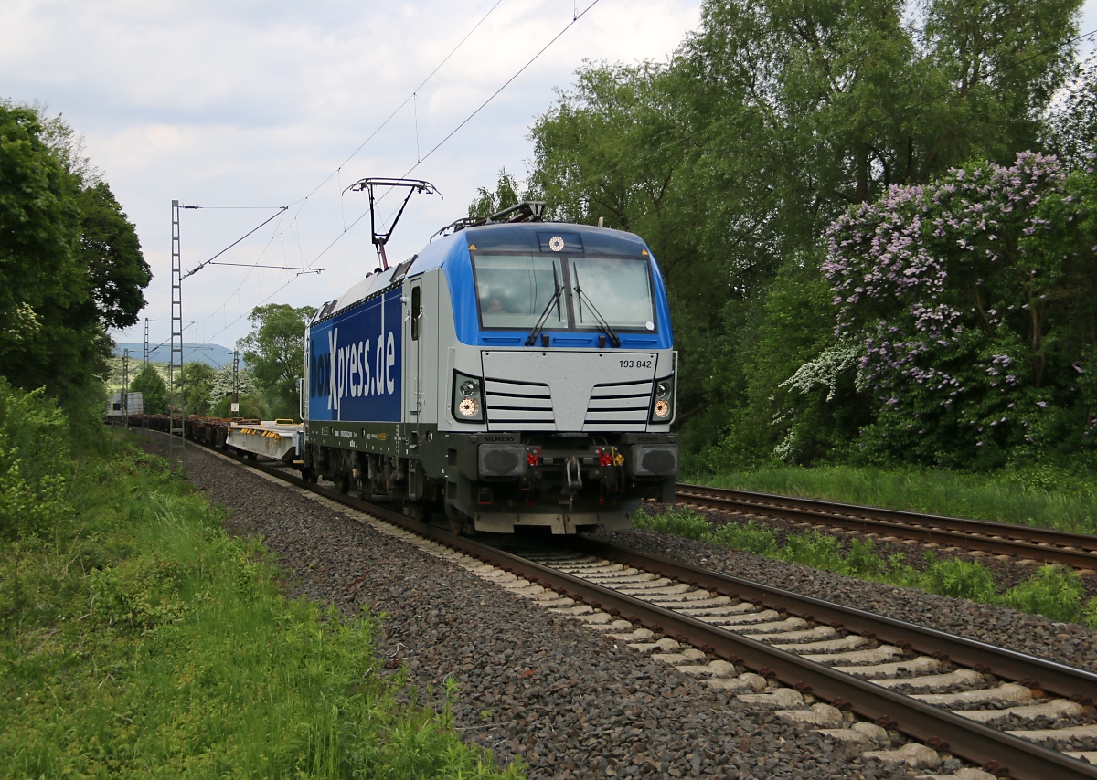 193 842 mit Containerzug in Fahrtrichtung Süden. Aufgenommen am 17.05.2015 in Wehretal-Reichensachsen.
