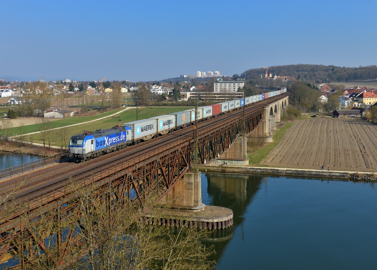 193 842 mit einem Containerzug am 19.03.2015 bei Regensburg-Prüfening. 