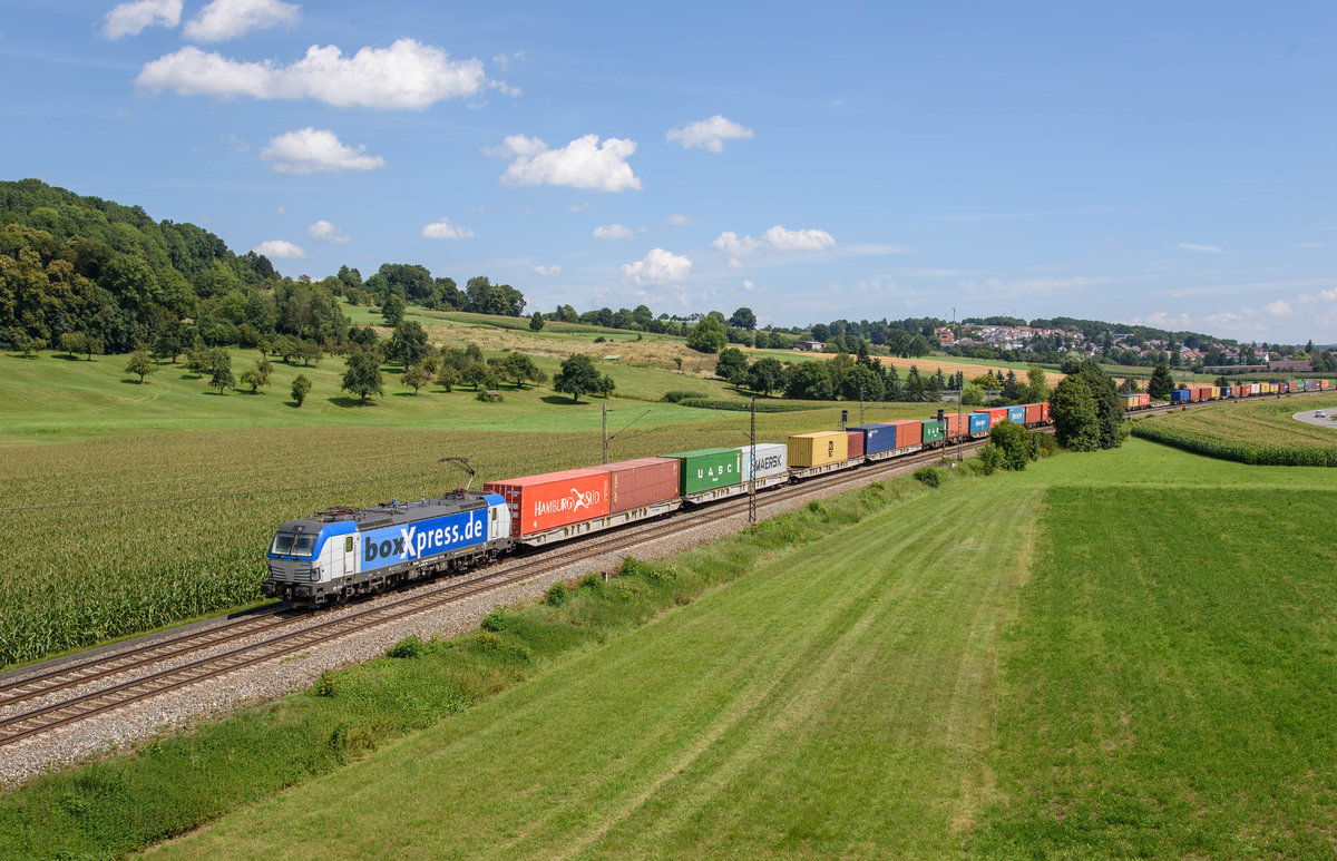 193 843 BoxXpress mit DGS 69284 auf der Nassachtalbrücke bei Uhingen am 14.8.2016.