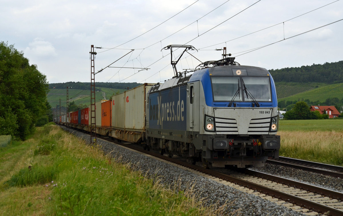 193 843 führte für ihren Eigentümer BoxXpress am 16.06.17 einen Containerzug durch Retzbach-Zellingen Richtung Würzburg.