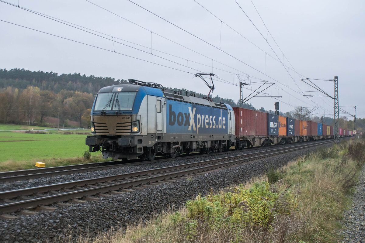 193 843 mit einem Containerzug bei Kerzell am 13.11.2024.