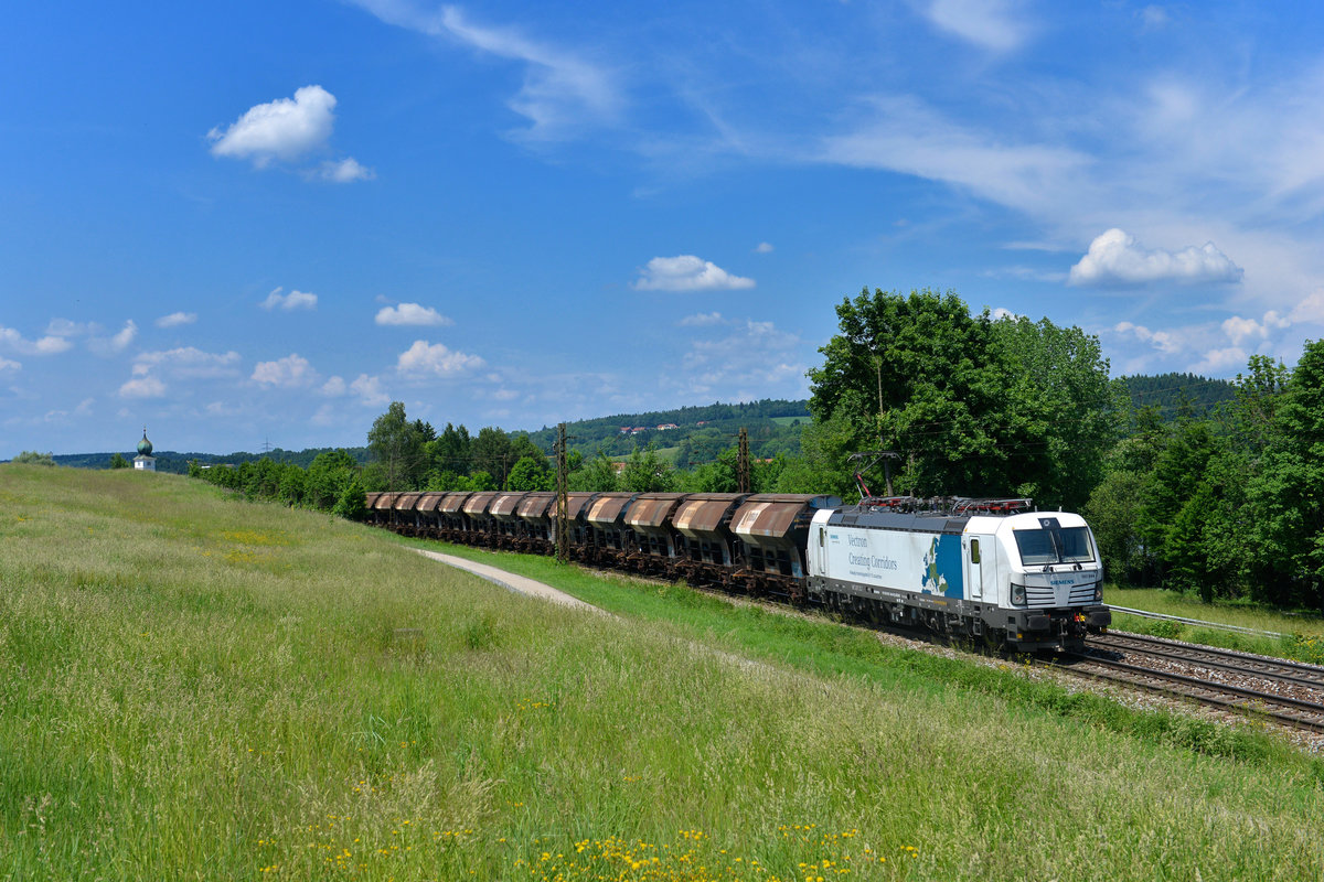 193 844 mit einem Düngerzug am 03.06.2017 bei Passau.  
