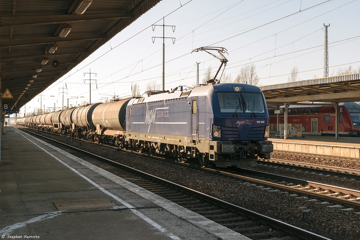 193 845-5 mgw Service GmbH & Co. KG für EBS Erfurter Bahnservice Gesellschaft mbH mit einem Kesselzug  Dieselkraftstoff oder Gasöl oder Heizöl (leicht)  in Berlin-Schönefeld Flughafen und fuhr weiter in Richtung Grünauer Kreuz weiter. 18.02.2019