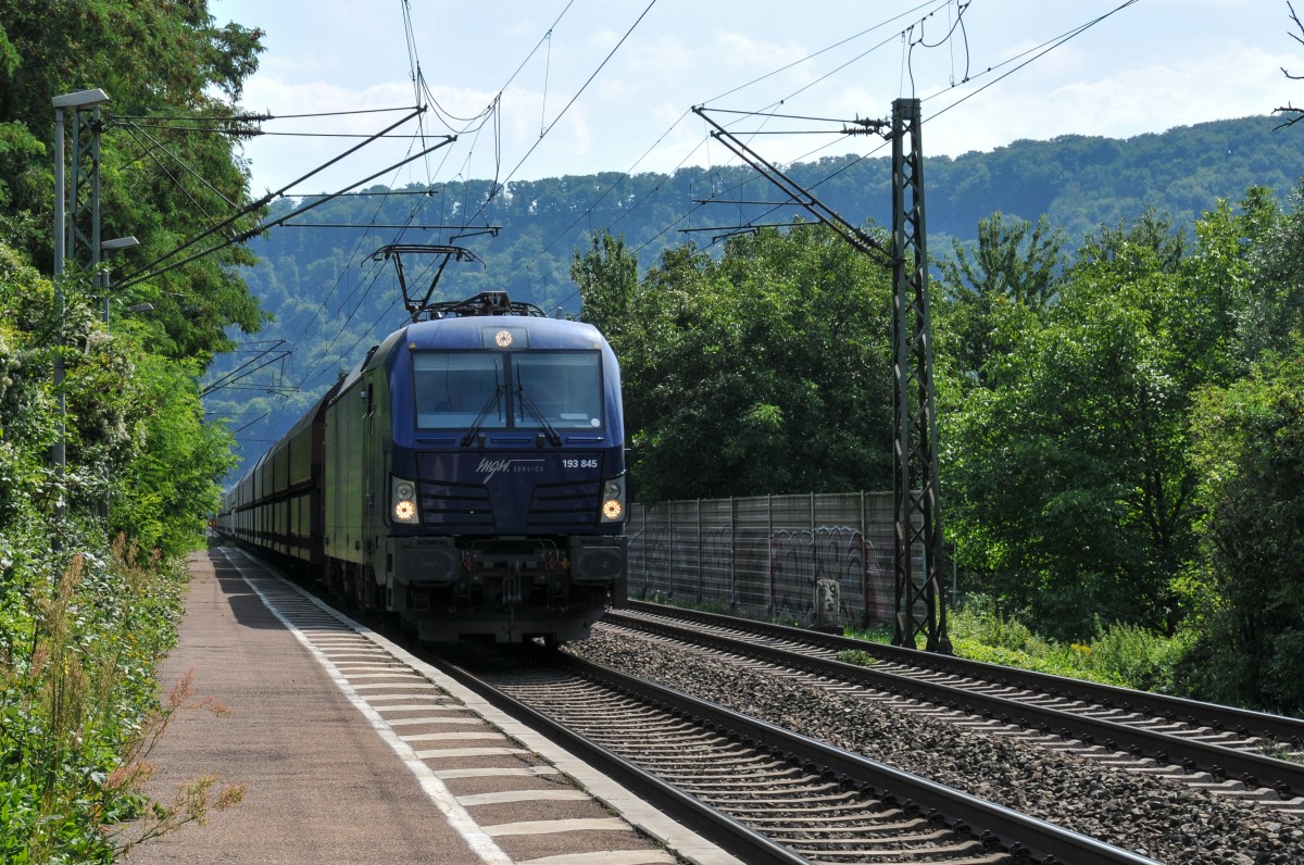 193 845 der MGW Service zieht seinen Güterzug linksrheinisch Richtung Köln. Hier aufgenommen am 22/08/2015 in Namedy.