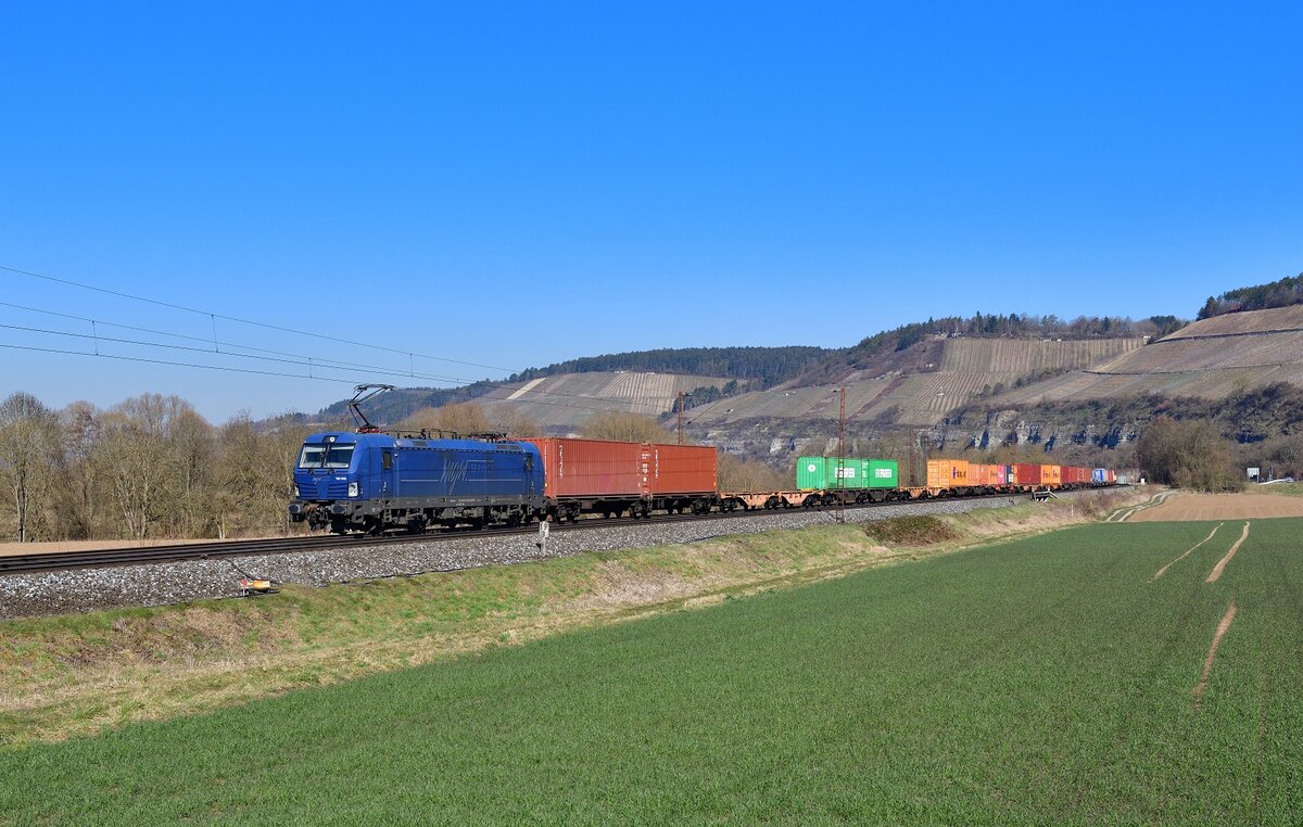 193 845 mit einem Containerzug am 09.03.2022 bei Himmelstadt.