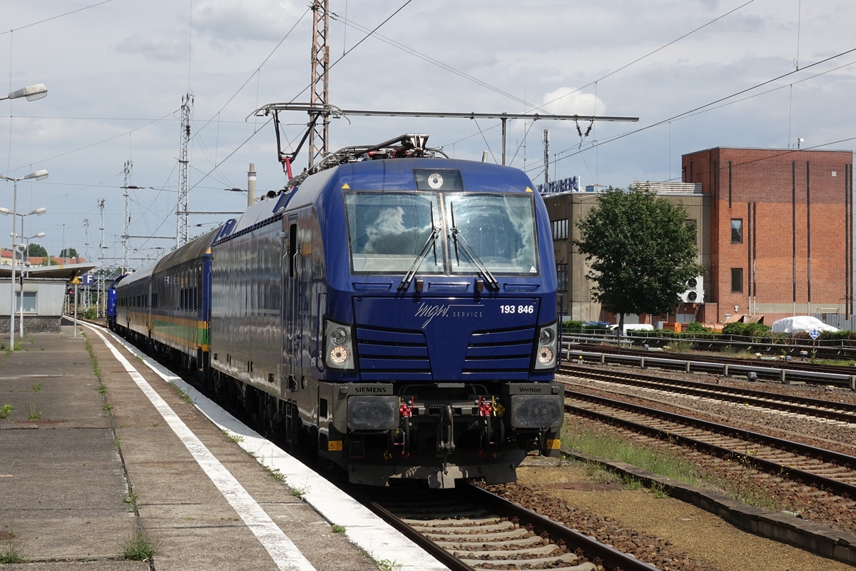 193 846-3 der mgw Service GmbH & Co. KG. Am Haken 3 Reisezugwagen der Heros Rail Rent, die bis zum Insolvenzantrag bei Locomore im Einsatz waren. Berlin Lichtenberg am 14.07.2017