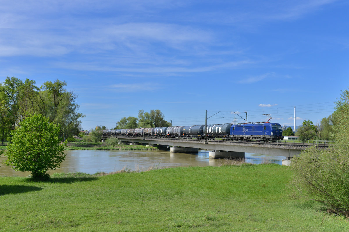 193 846 mit einem Kesselzug am 11.05.2017 bei Plattling auf der Isarbrücke. 