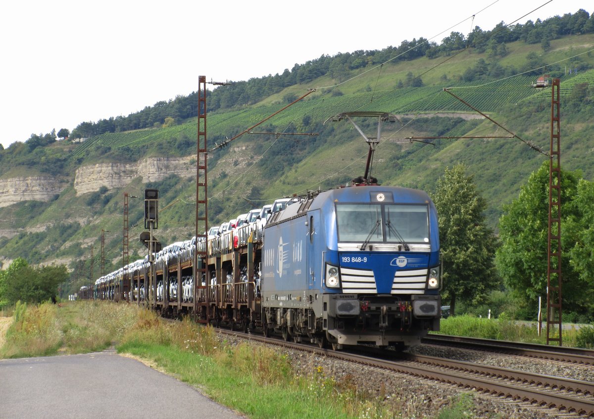 193 848-9 von EGP zieht am 11.August 2016 einen Autozug bei Thngersheim in Richtung Wrzburg.