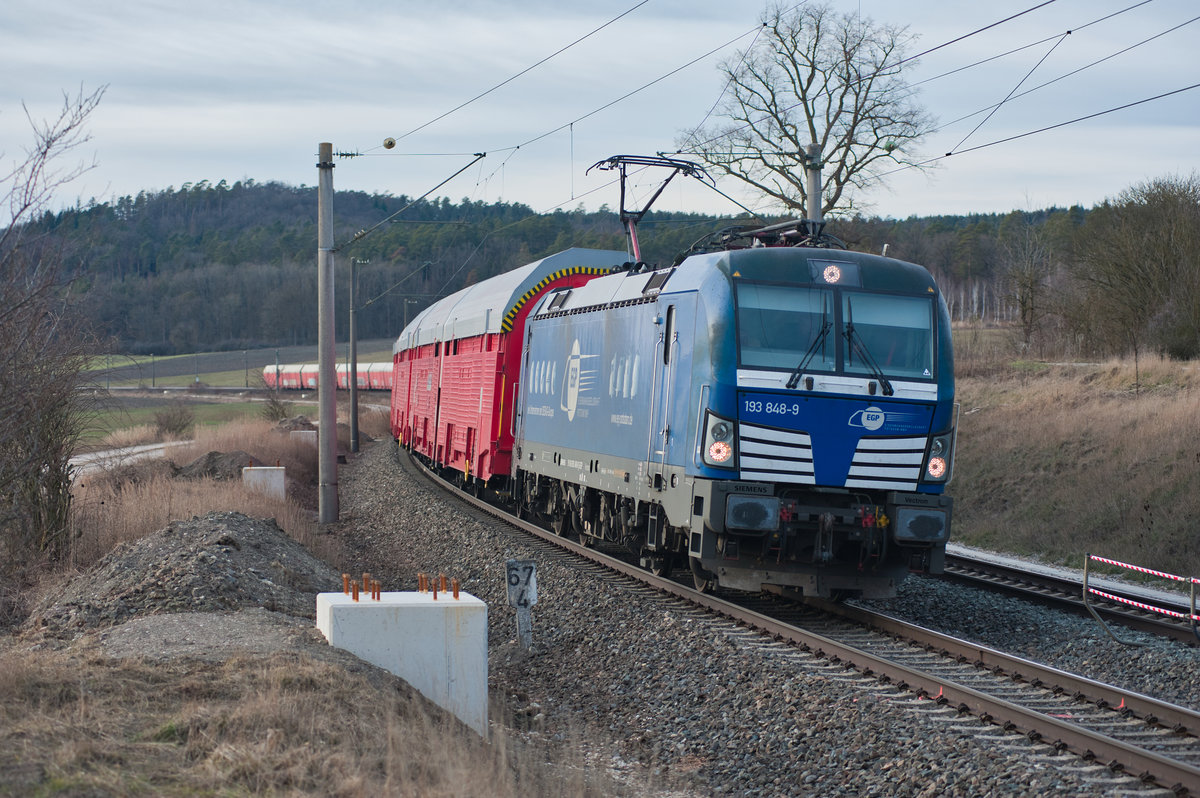 193 848 von EGP mit einem Autotransportzug bei Mitteldachstetten Richtung Ansbach, 23.02.2019