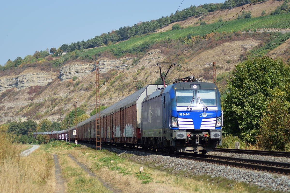 193 848 von EGP zieht am 5. September 2018 einen ARS-Autozug über die Main-Spessart-Bahn bei Thüngersheim.