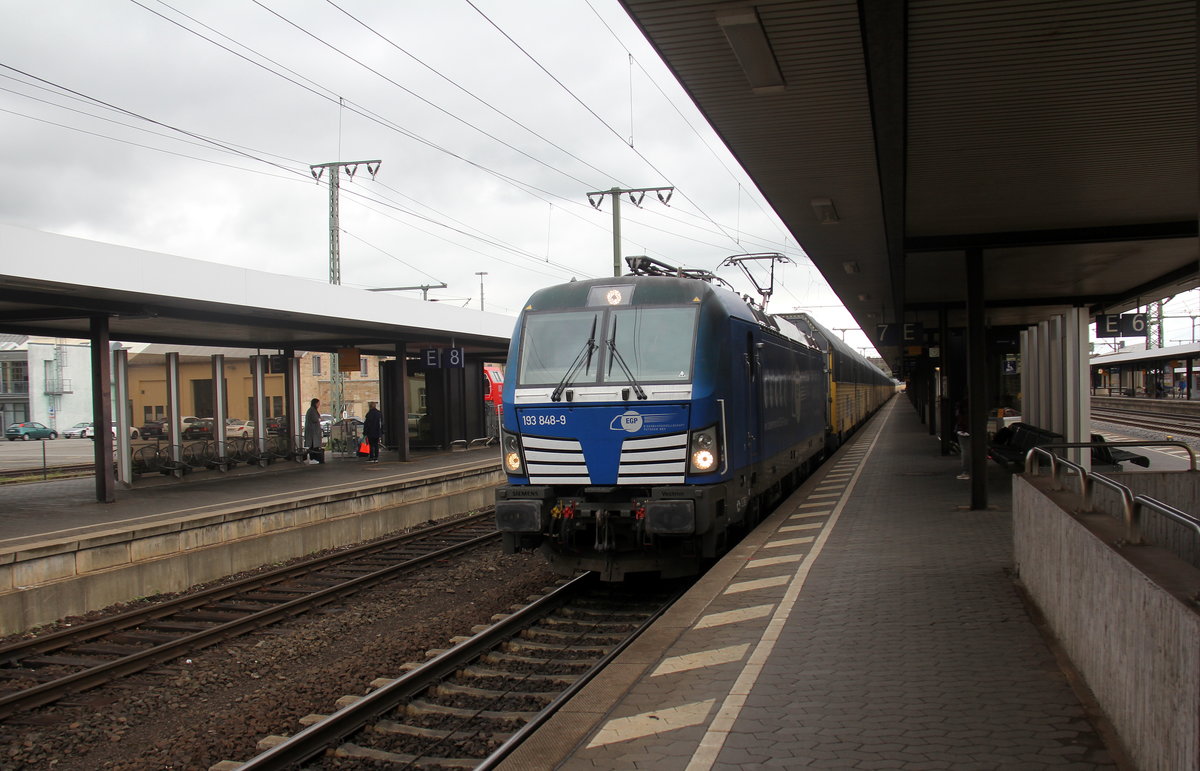 193 848 von EPG  kommt mit einnem ARS-Autozug aus München-Freimann(D) nach  Bremerhaven -Kaiserhafen(D) und fährt gleich weiter in Richtung Norden.
Aufgenommen vom Bahnsteig 7 in Fulda. 
Bei Sonne und Wolken vom 22.5.2019.
