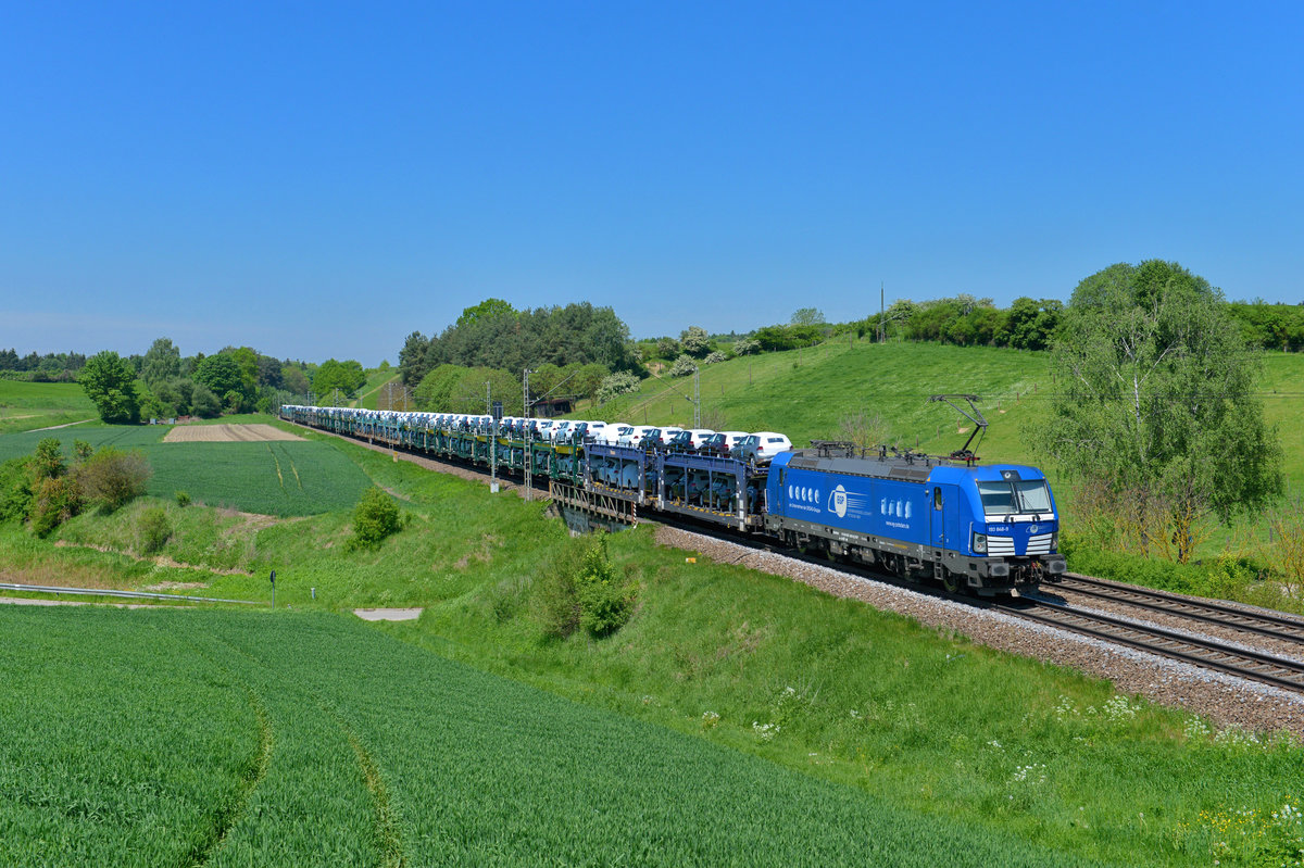 193 848 mit einem Autozug am 18.05.2017 bei Fahlenbach. 