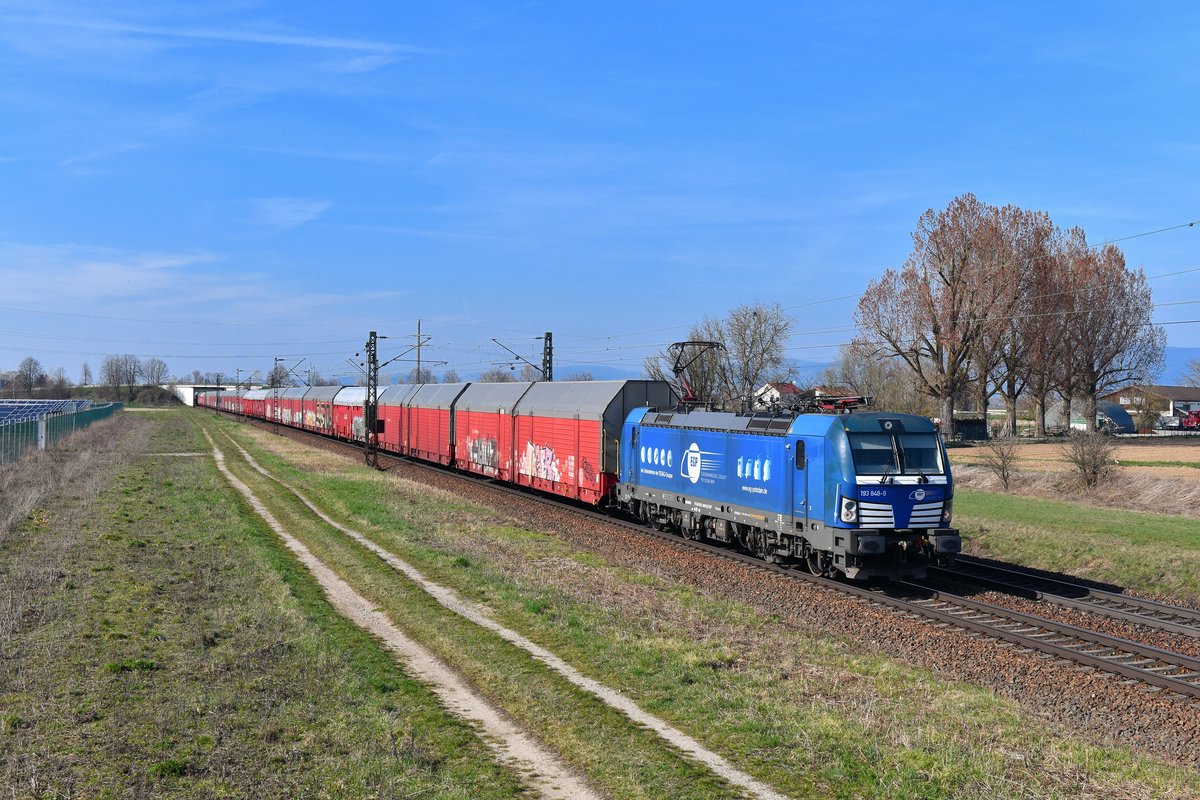 193 848 mit einem Autozug am 30.03.2019 bei Plattling. 