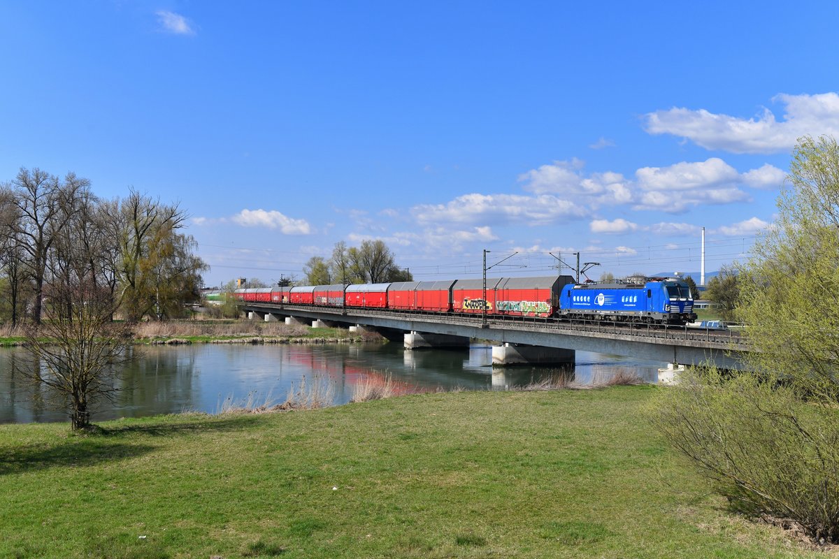 193 848 mit einem Autozug am 06.04.2019 bei Plattling. 