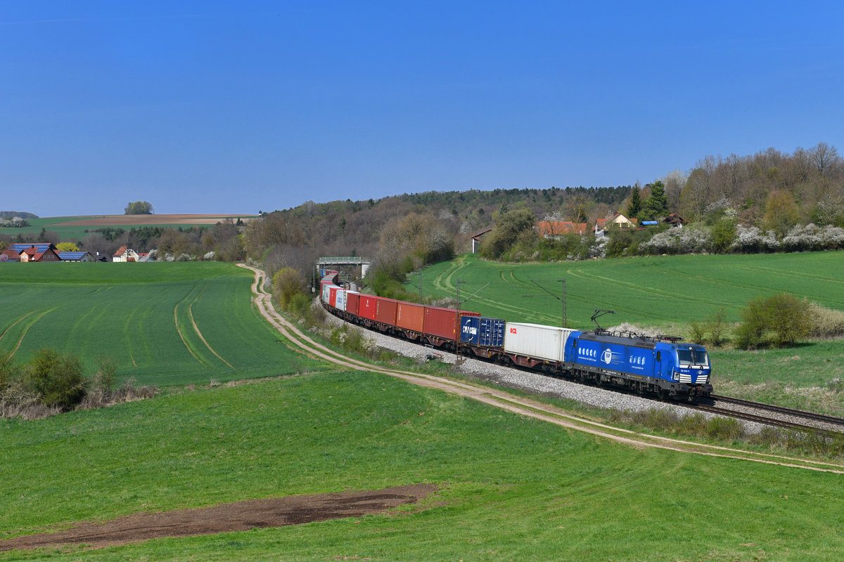 193 848 mit einem Containerzug am 18.04.2018 bei Edlhausen. 