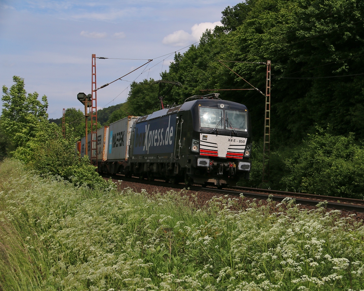 193 850 mit Containerzug in Fahrtrichtung Süden. Aufgenommen zwischen Friedland(HAN) und Eichenberg am 31.05.2015.