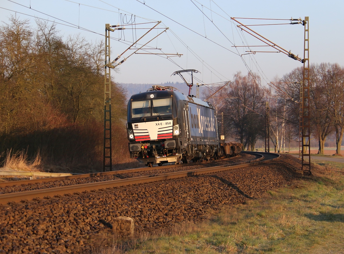 193 850 (X4 E-850) mit Containerzug in Fahrtrichtung Süden. Aufgenommen bei Niederhone am 13.03.2014.