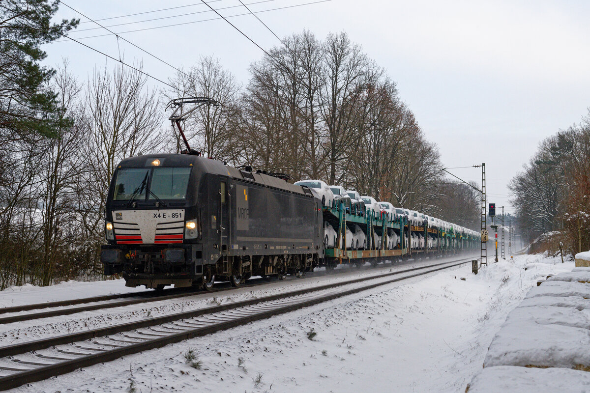 193 851 MRCE mit einem vollen Autotransportzug bei Oberferrieden Richtung Nürnberg, 17.01.2020