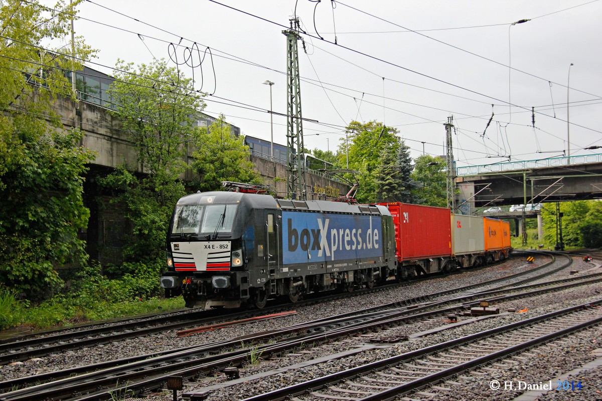 193 852/ X4-E-852 BoxXpress Vectron mit einem Containerzug am 07.05.2014 in Hamburg Harburg.