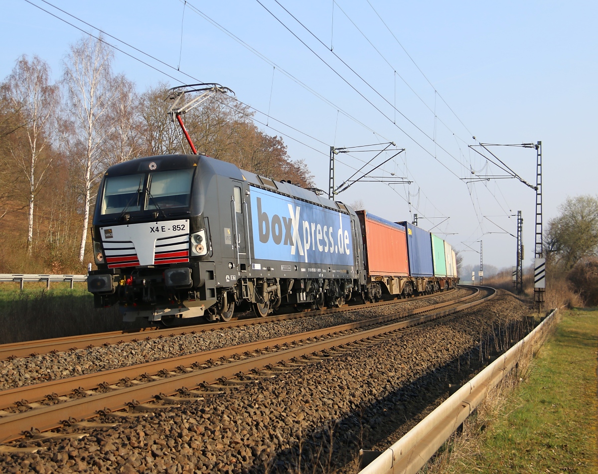 193 852 (X4 E-852) mit Containerzug gen Süden. Aufgenommen in Wehretal-Reichensachsen am 14.03.2014.