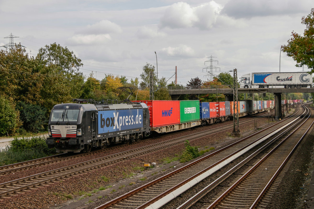 193 853  BoxXpress  mit Containerzug in Hamburg Hausbruch, am 20.09.2018.