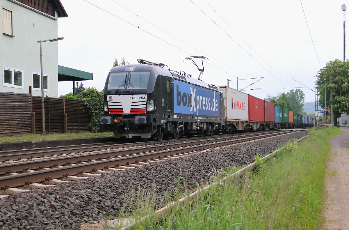 193 853 mit Containerzug in Fahrtrichtung Süden. Aufgenommen am 17.05.2014 in Ludwigsau-Friedlos.