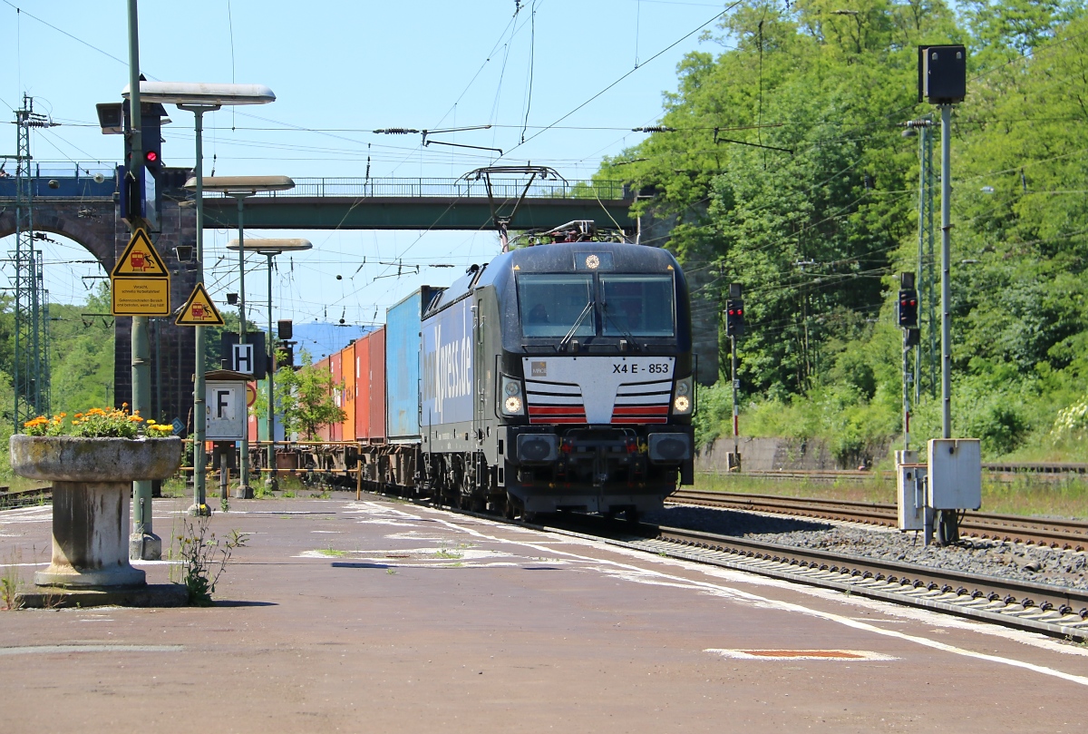 193 853 mit Containerzug in Fahrtrichtung Norden. Aufgenommen am 07.06.2014 in Eichenberg.