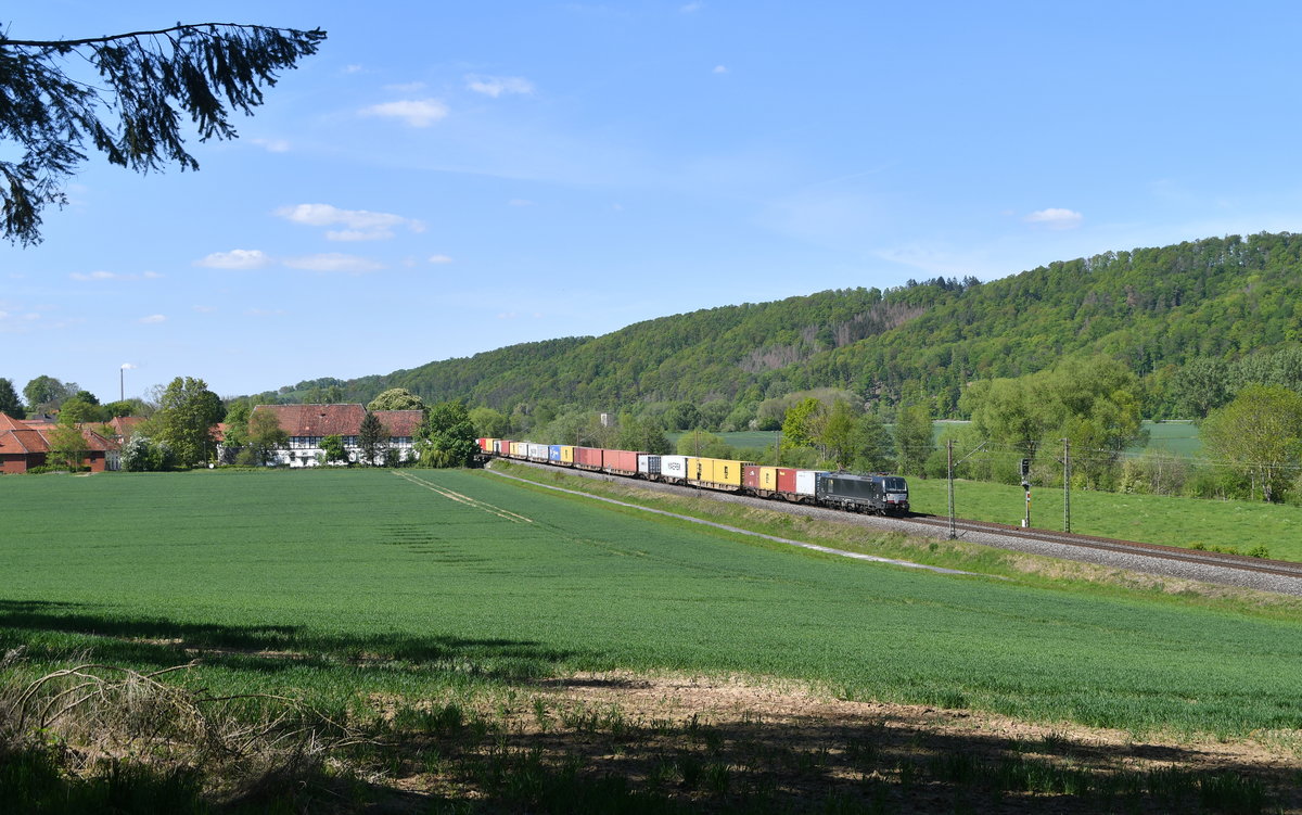 193 853 mit einem Containerzug am 06.05.2020 bei Wispenstein