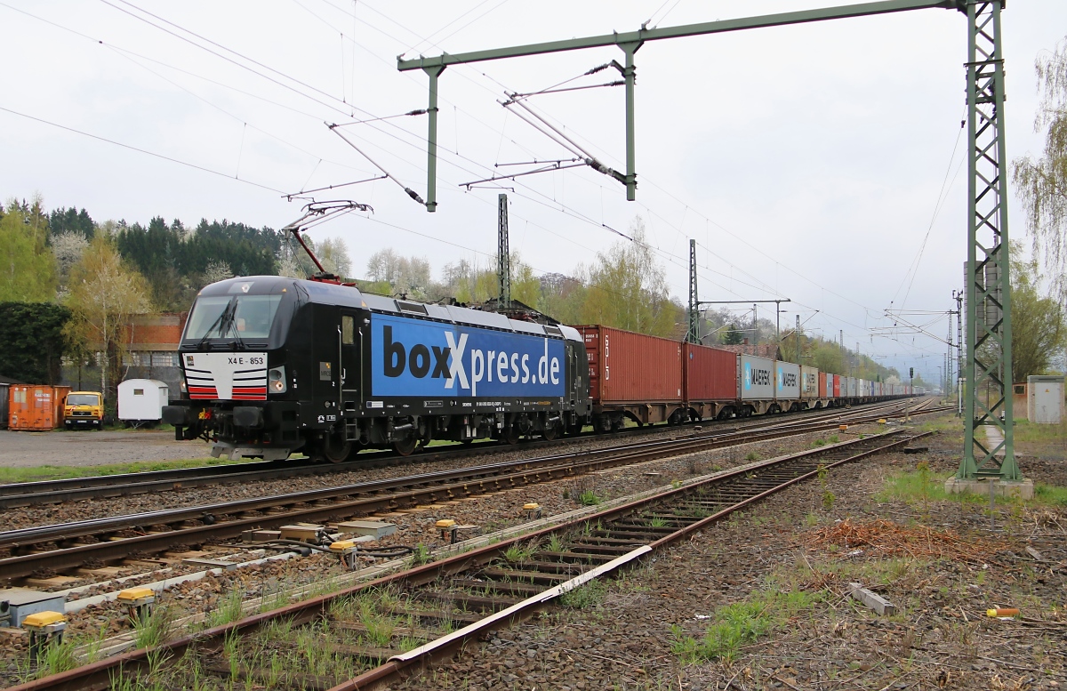 193 853 (X4 E-853) mit Containerzug in Fahrtrichtung Süden. Aufgenommen am 10.04.2014 am BÜ Eltmannshausen/Oberhone.