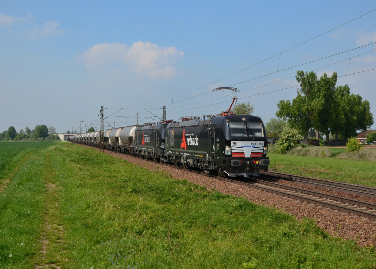 193 854 + 193 872 mit einem Güterzug bestehend aus Silo- und Kesselwagen am 30.04.2014 bei Plattling.