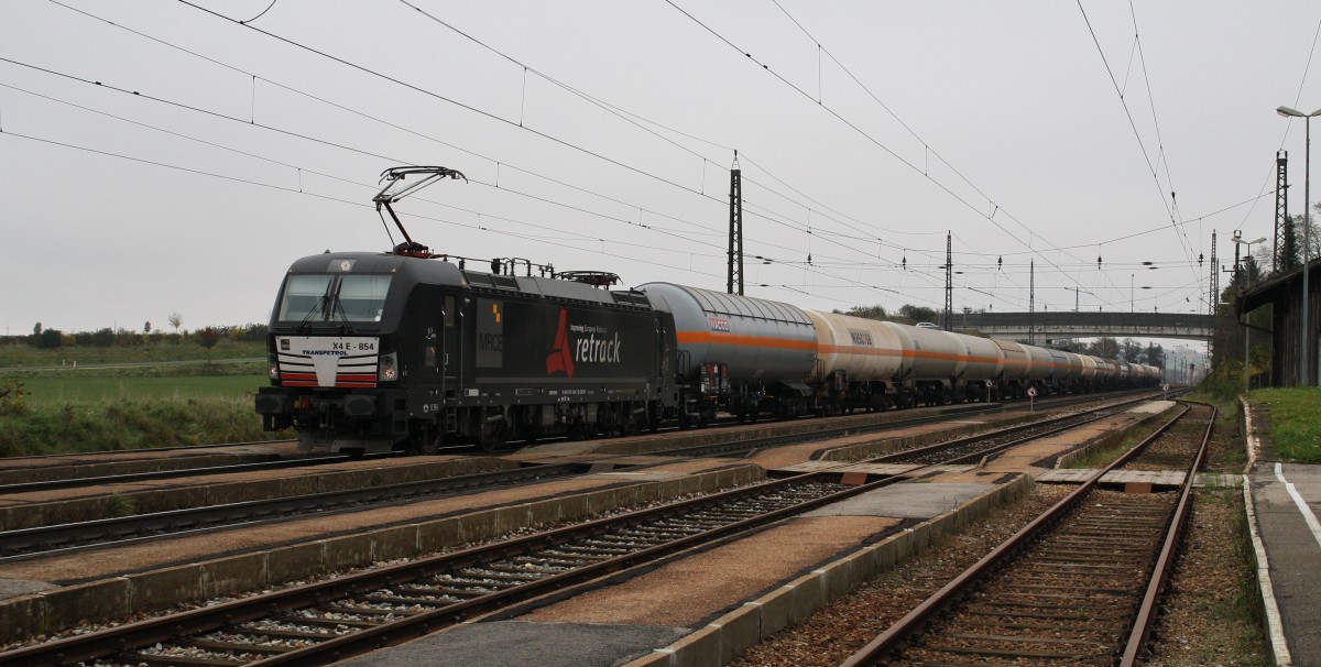 193 854-7 von Transpetrol ist am 10.11.2014 mit einem Kesselzug durch Kirchstetten Richtung Linz unterwegs. Beladen ist der Zug mit Propen 23/1077 beladen.