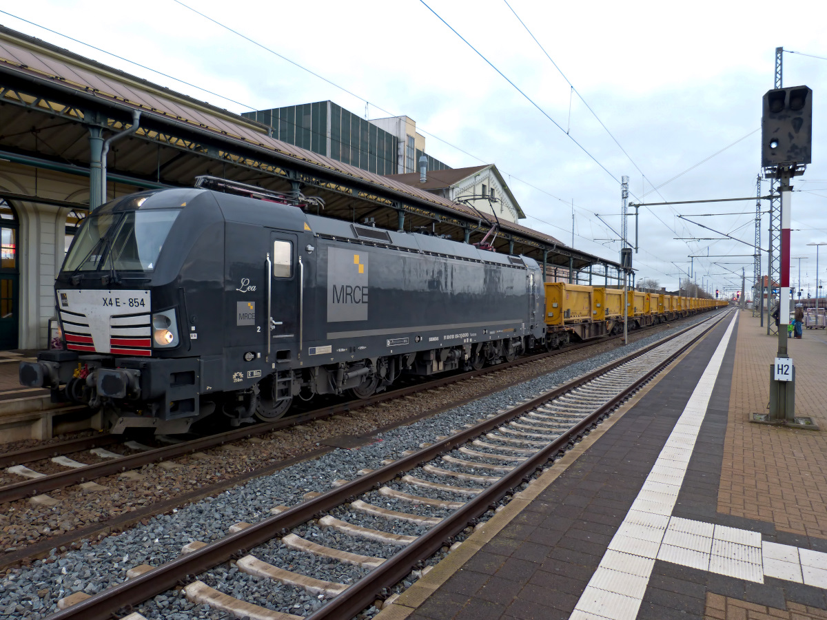 193 854  Lea  mit S21-Abbraumzug vor dem Bahnhofsgebäude von Nordhausen. 20.02.2016